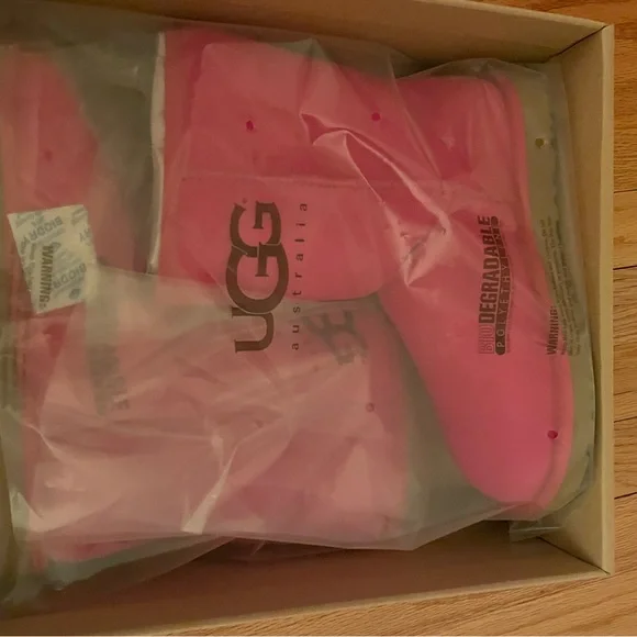 NWT UGG UGG
australla
W CLASSIC
SHORT
5825 W / MAG - Picture 4 of 8